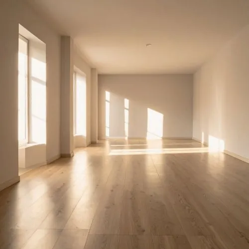 Stanza luminosa con pavimento in parquet dopo la ristrutturazione