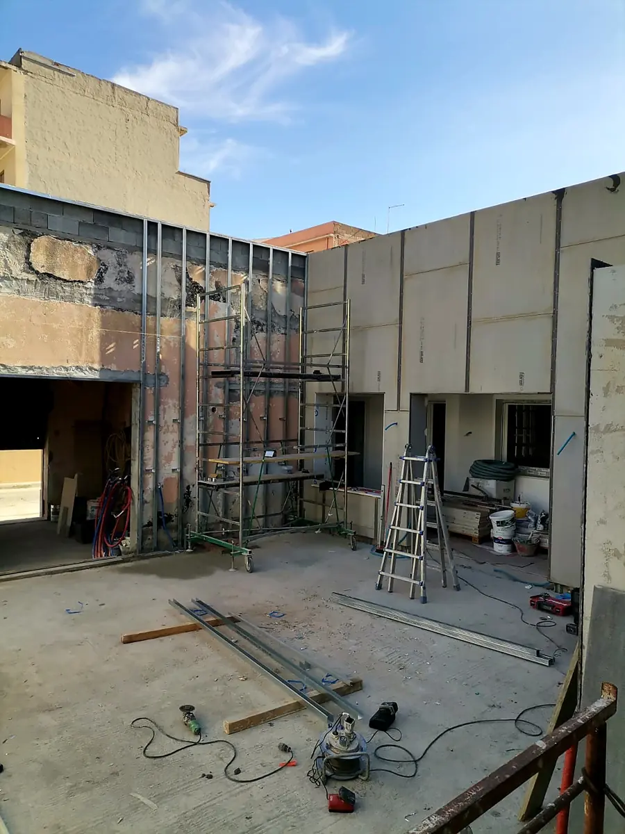 Interno di una casa in fase di ristrutturazione