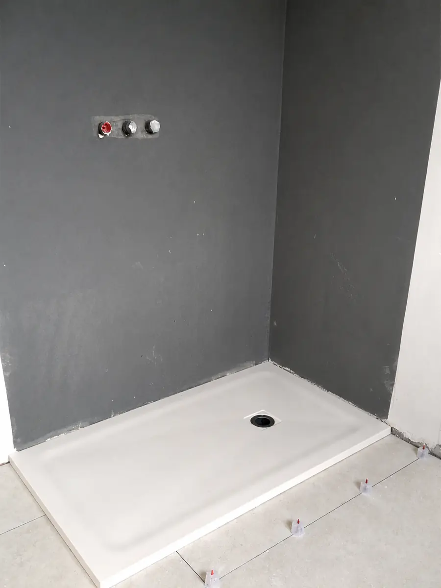 Bagno in fase di rivestimento con piatto doccia a filo