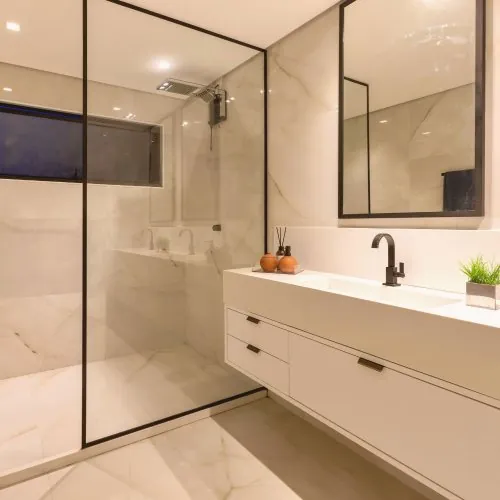 Bagno moderno rifinito con doccia in vetro e mobile sospeso